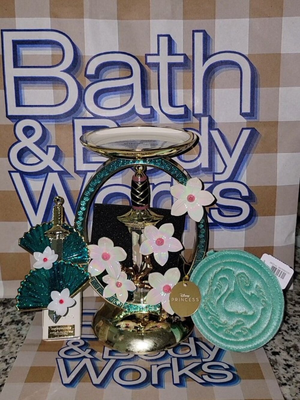 🎉 NWT LIMITED EDITION MULAN DISNEY BATH & BODY WORKS CANDLE PEDESTAL GIFT SET